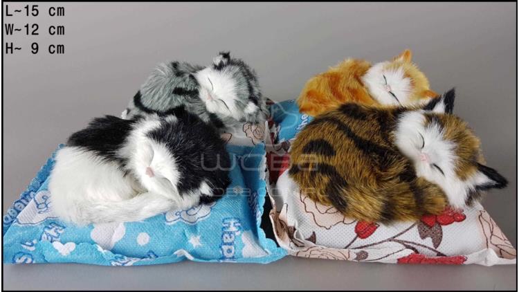 Котята на белой бамбуковой подушке  (4 шт. в коробке)